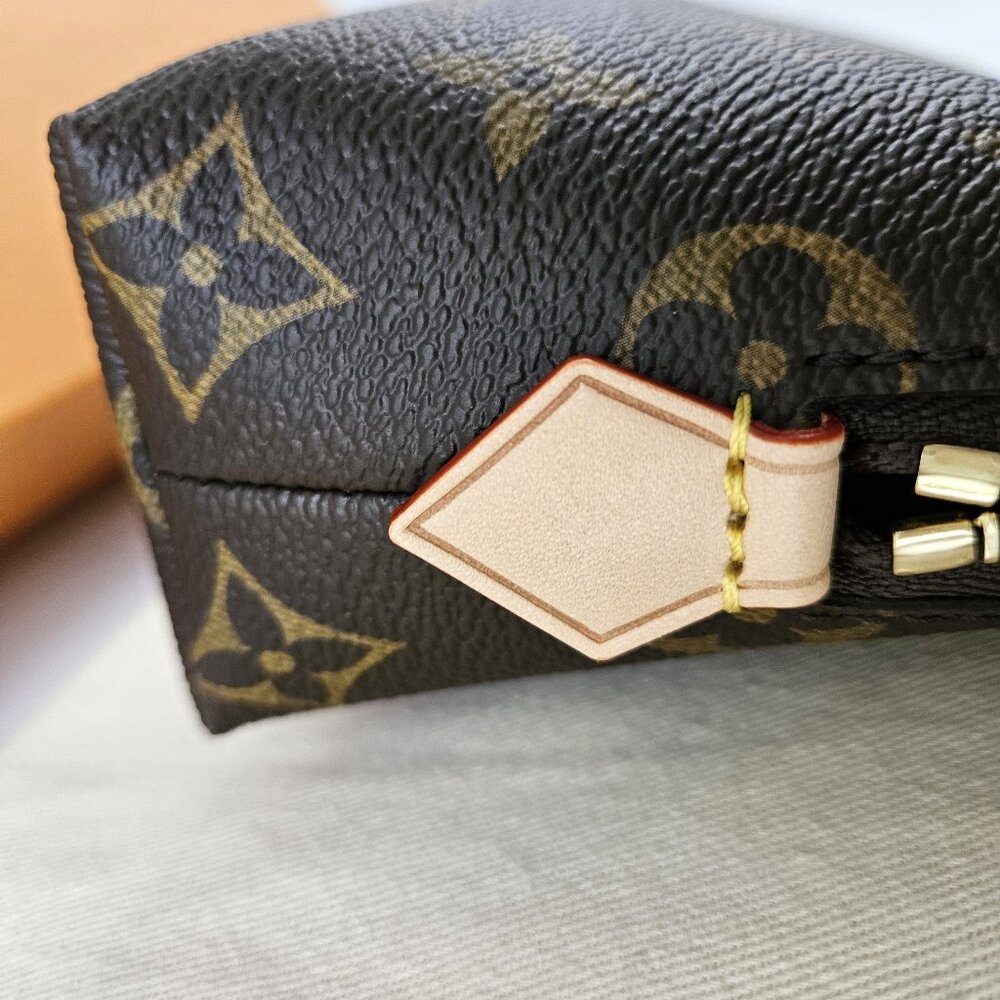 LOUIS VUITTON Cosmetic Pouch MM (Old GM) - Picture 11 of 16